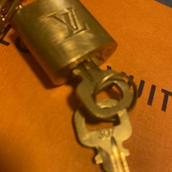 Authentic LV Lock w/2 keys - Picture 4 of 7